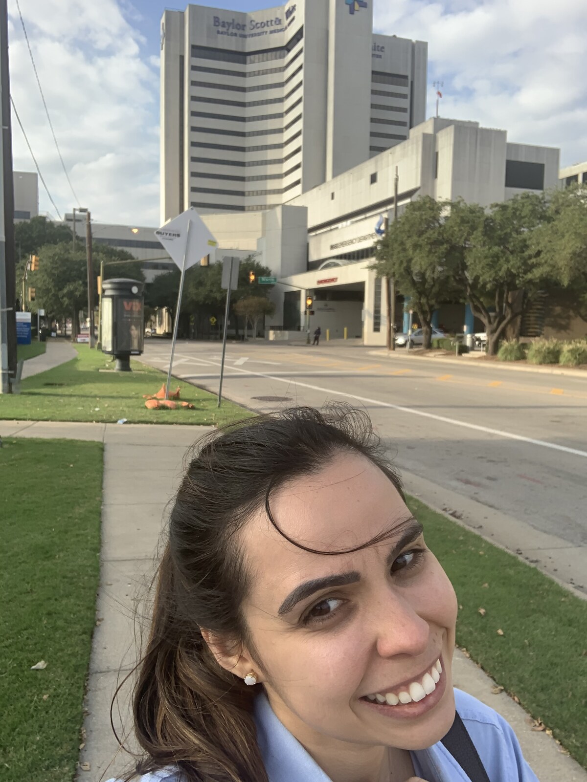 Dra. Camilla Vilela Vieira em frente ao Baylor Scott & White Heart and Vascular Hospital, em Dallas (EUA)